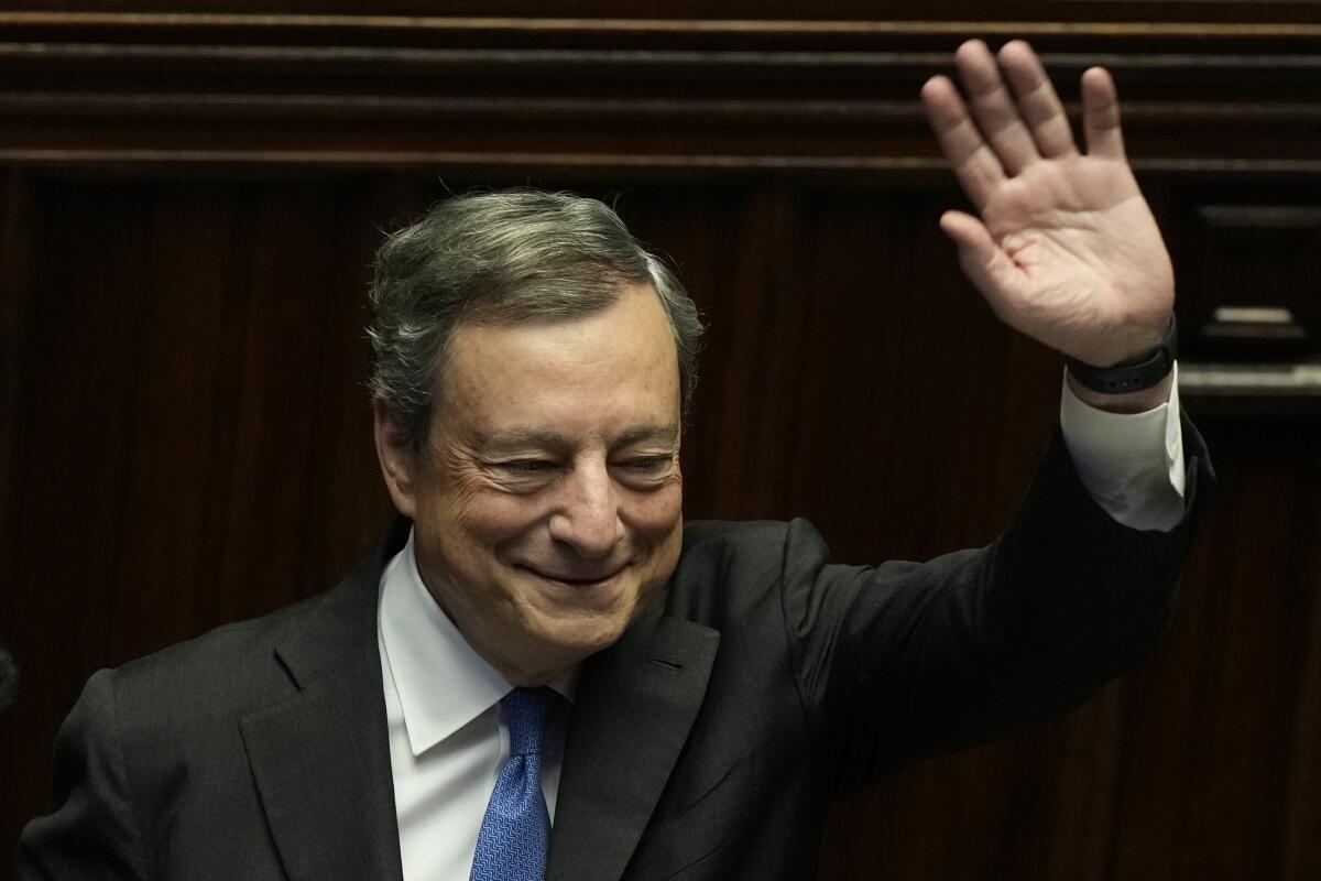 El primer ministro italiano Mario Draghi saluda a los legisladores al término de su discurso en el Parlamento