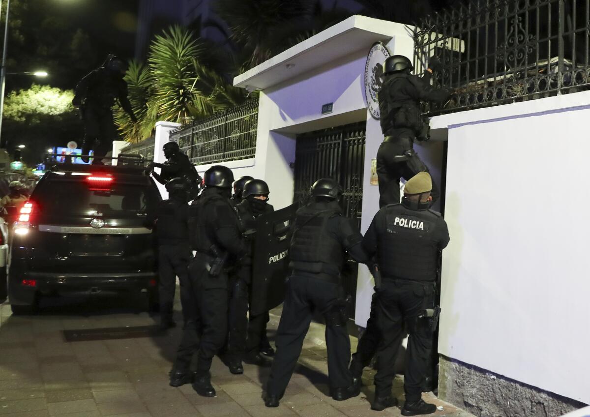 La policía ecuatoriana irrumpe en la embajada de México en Quito, Ecuador, el viernes 5 de abril de 2024. 