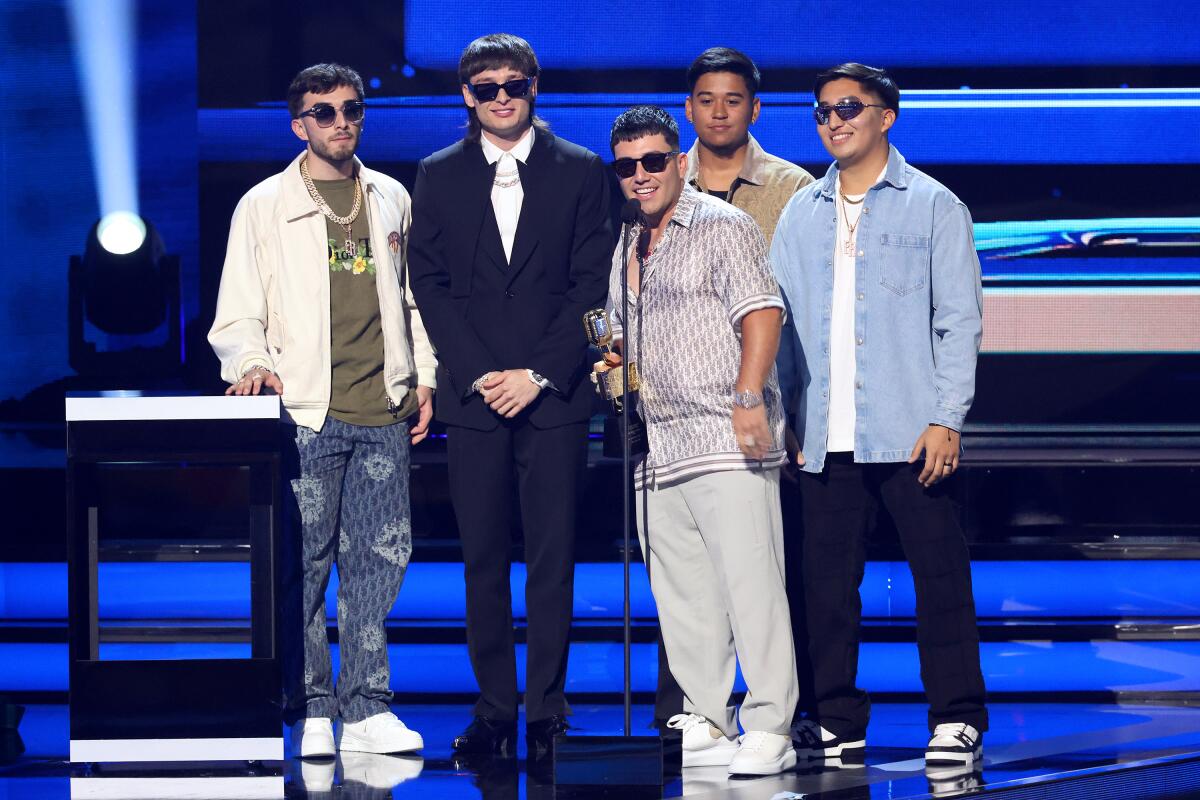 Peso Pluma junto a los integrantes de Eslabón Armado en el escenario de Premios Billboard de la Música Latina.