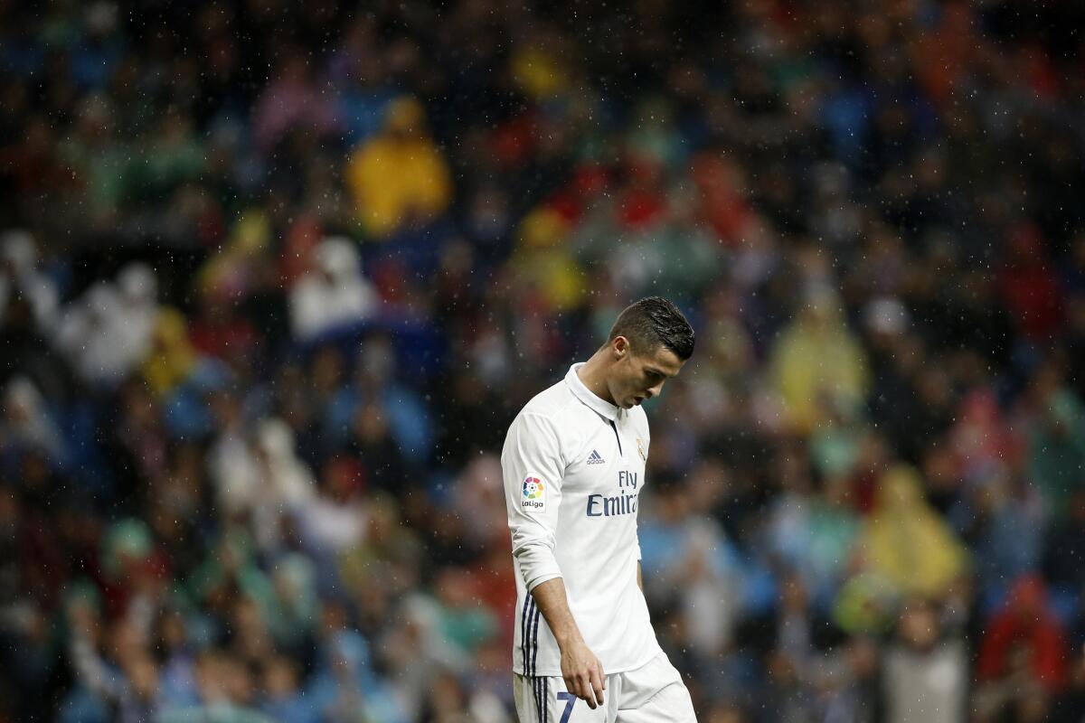 El jugador de Real Madrid, Cristiano Ronaldo, durante un partido contra Athletic de Bilbao por la liga española el domingo, 23 de octubre de 2016, en Madrid. (AP Photo/Daniel Ochoa de Olza) ** Usable by HOY, ELSENT and SD Only **