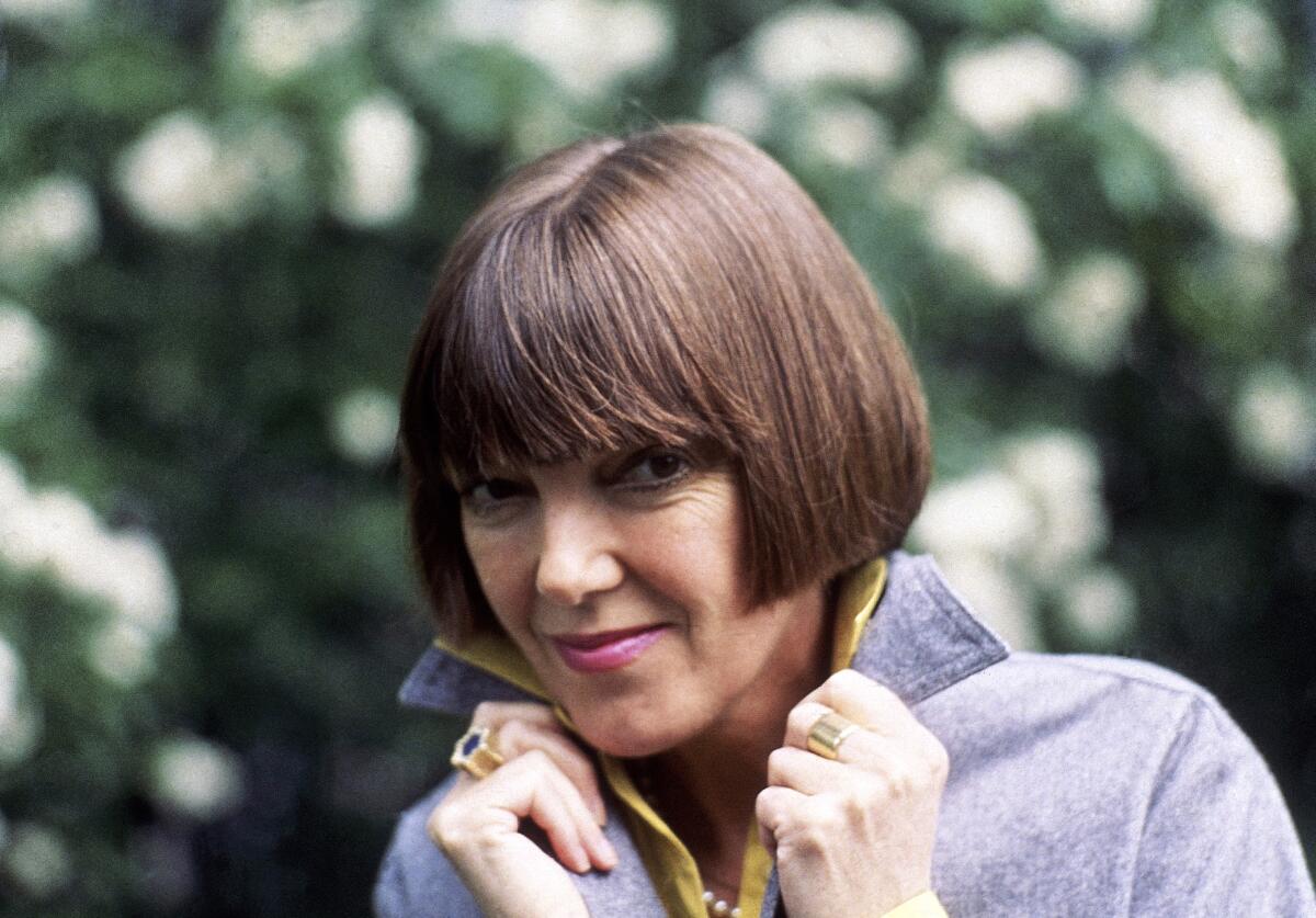 ARCHIVO - La diseñadora británica Mary Quant en 1970. Quant, la diseñadora de modas 