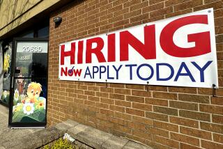 Anuncio de oferta de empleo en Riverwoods, Illinois, el martes 16 de abril de 2024. (AP Photo/Nam Y. Huh)
