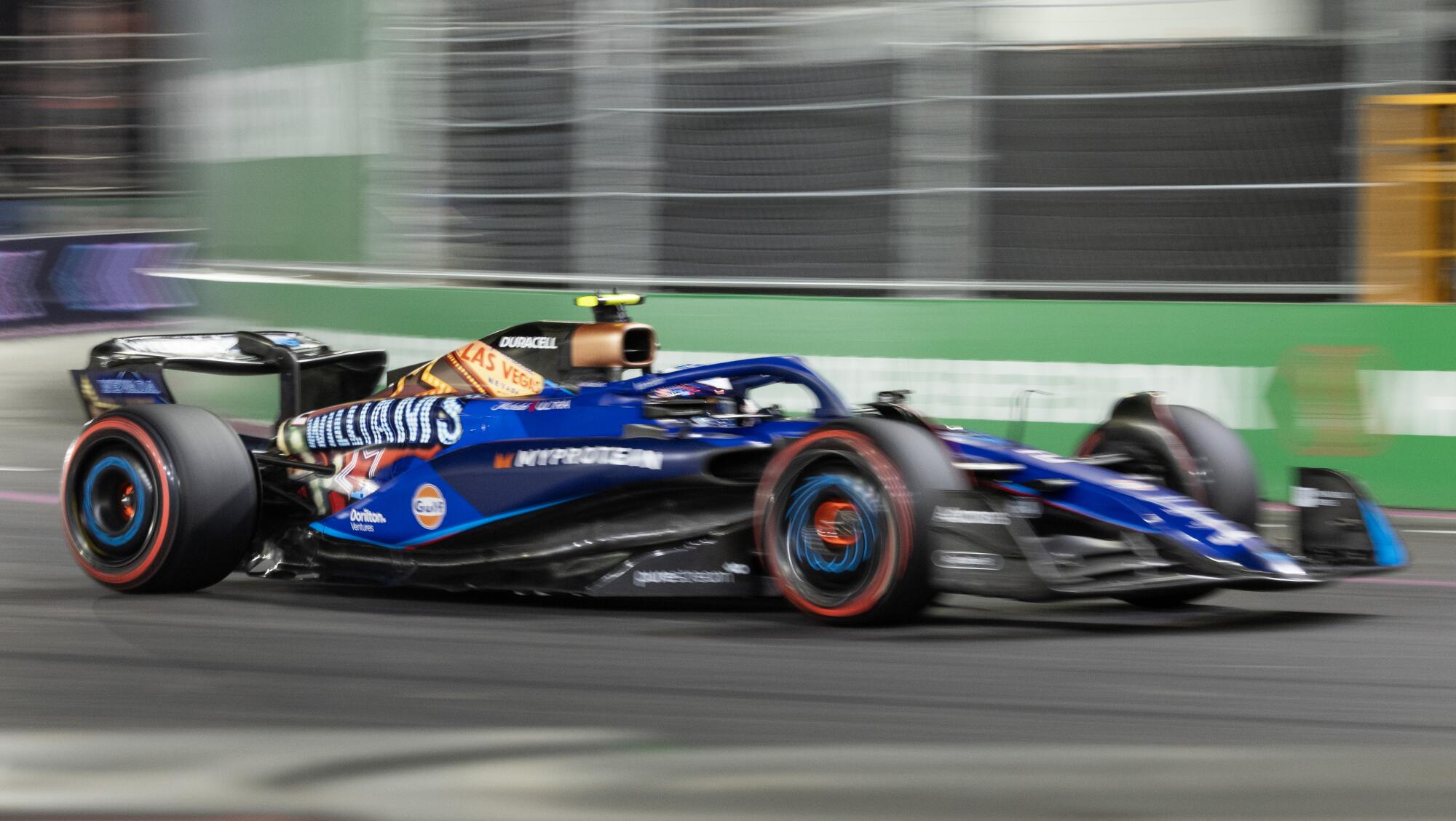 Le pilote américain Logan Sargent conduit sa voiture bleue Williams autour du Grand Prix de Las Vegas.