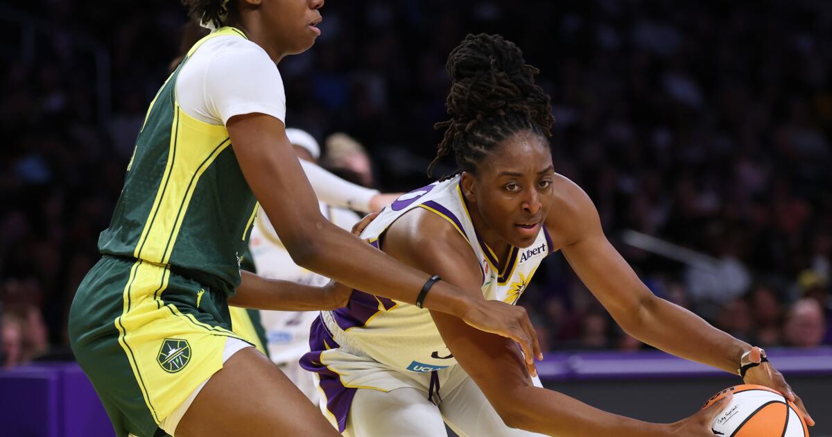 Το Listless Sparks δρομολογείται από τον Flau’jae Johnson και το Seattle Storm