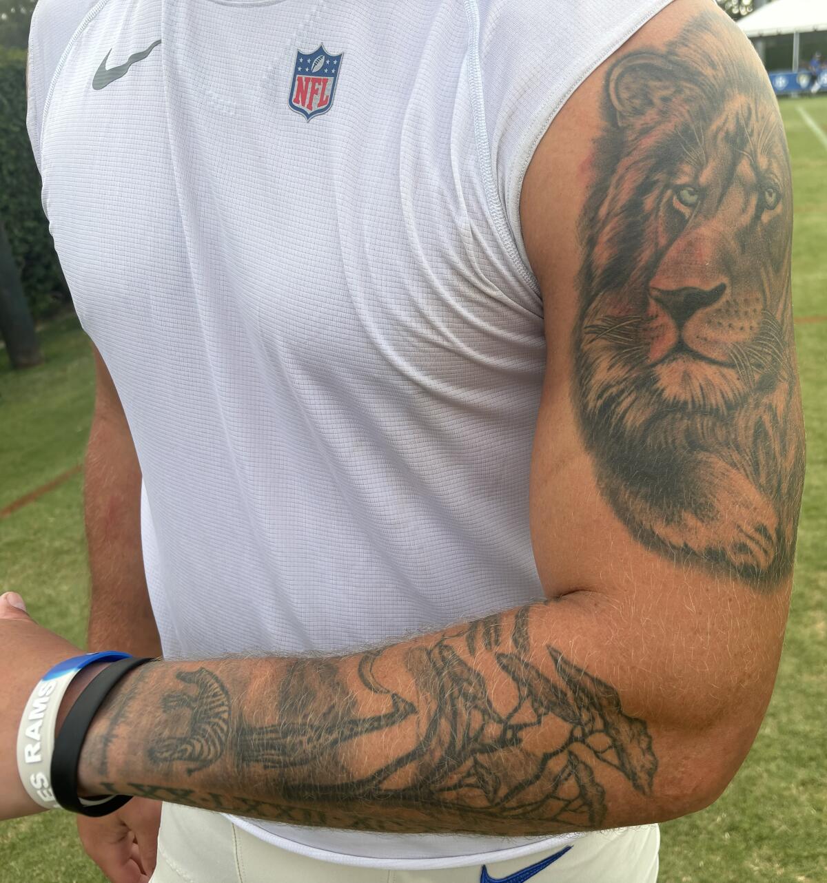 Rams linebacker Nate Landman gururunu vücutta giyiyor, kask