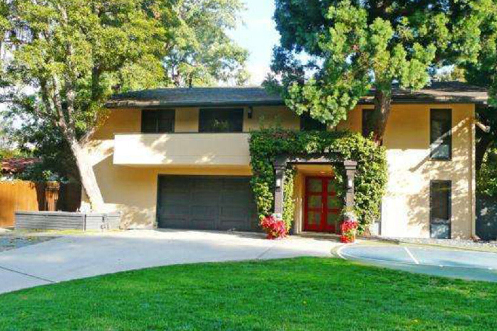 Natasha Henstridge Sells Home In Sherman Oaks Los Angeles Times