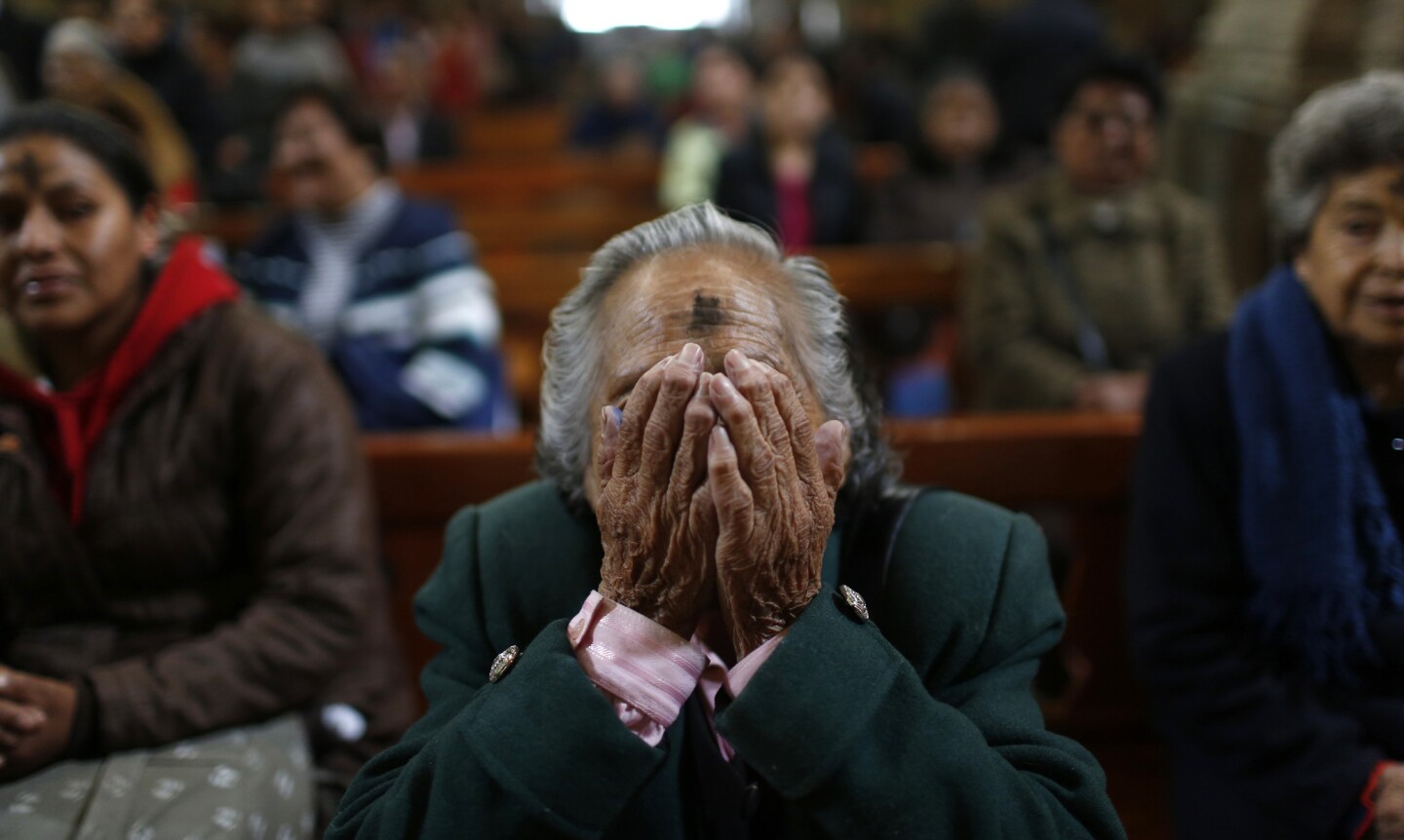 Un anciano reza el Miércoles de Ceniza en La Paz, Bolivia. El Miércoles de Ceniza da comienzo para los católicos a un periodo de paciencia y reflexión conocido como la Cuaresma, que lleva al domingo de Pascua. (AP Foto/Juan Karita)