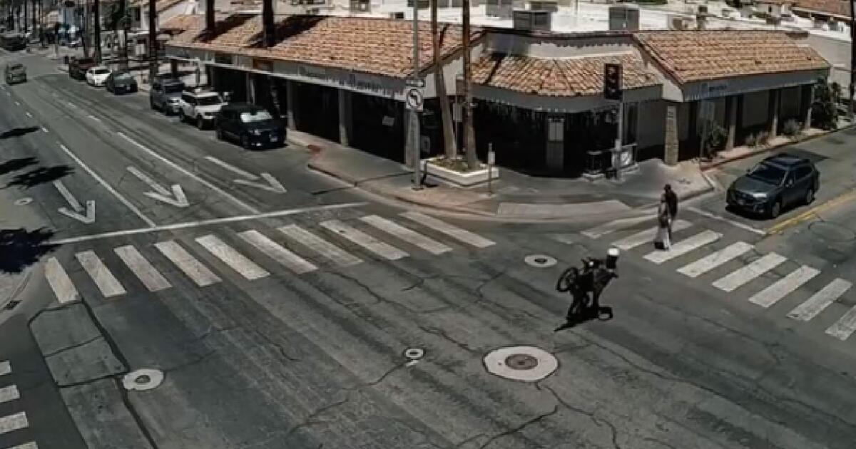 Les adolescents à bord de la moto électrique ont tenté d’engager les policiers dans leur poursuite, selon la police. Il a eu plus que ça