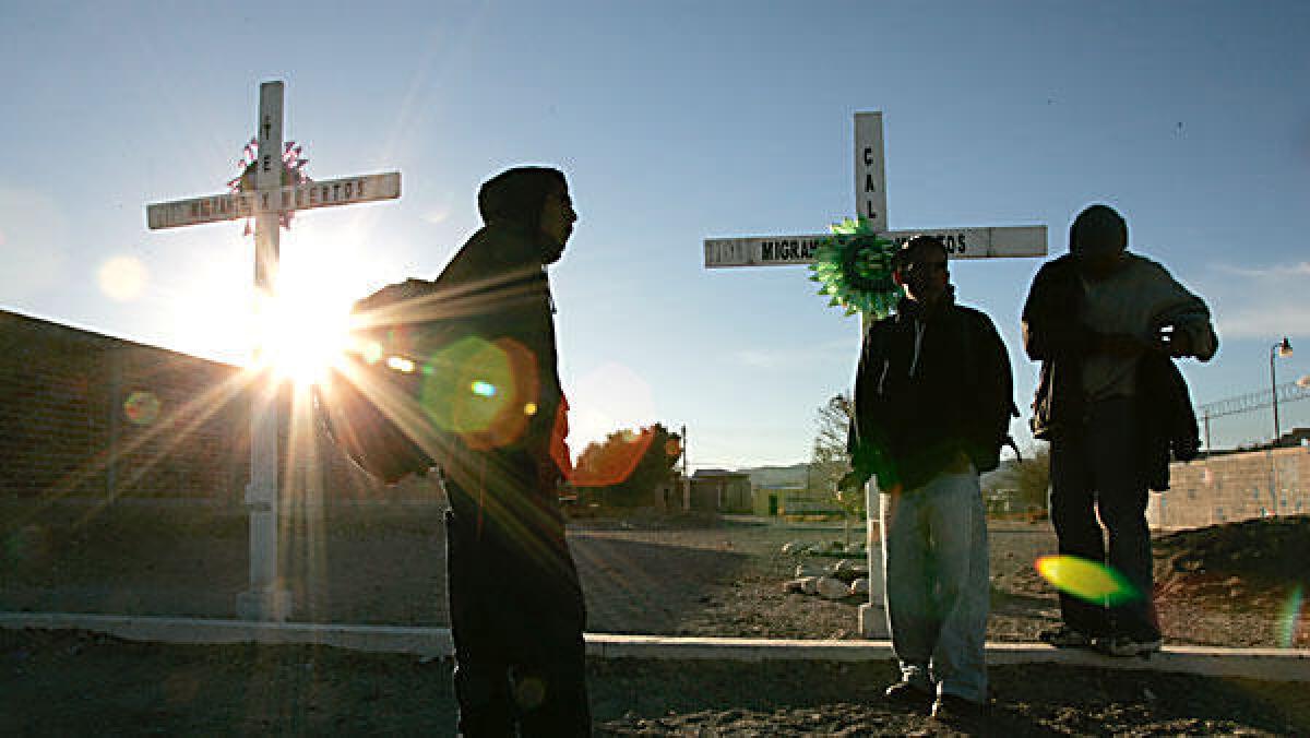 Un grupo de hombres visita un monumento conmemorativo en Altar, México, construido en honor a los migrantes que han muerto en el desierto del sur de Arizona. Las autoridades de Arizona se están preparando para un aumento en el número de muertes de migrantes que cruzan la frontera mientras las temperaturas suben durante el verano.