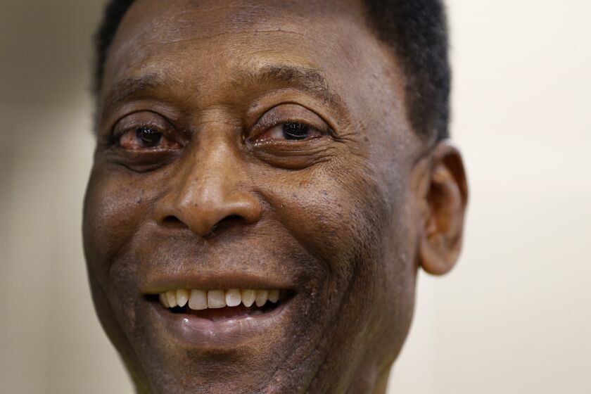 ARCHIVO - Pelé sonríe durante un encuentro con periodistas en un restaurante londinense.