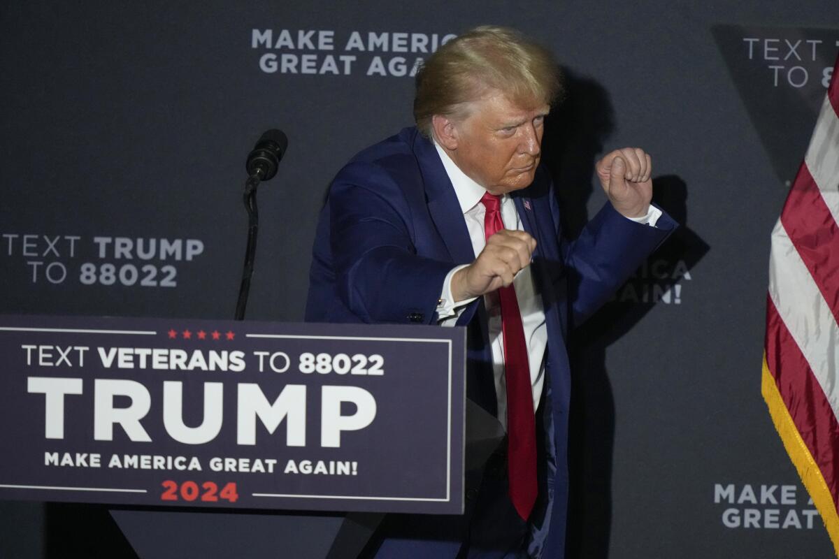 El candidato presidencial republicano y exmandatario Donald Trump baila al final de su discurso