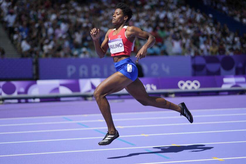 Marileidy Paulino, de República Dominicana, compite durante la clasificación de los 400 metros del atletismo de los Juegos Olímpicos de París, lunes 5 de agosto de 2024, en Saint-Denis, Francia. (AP Foto/Bernat Armangue)
