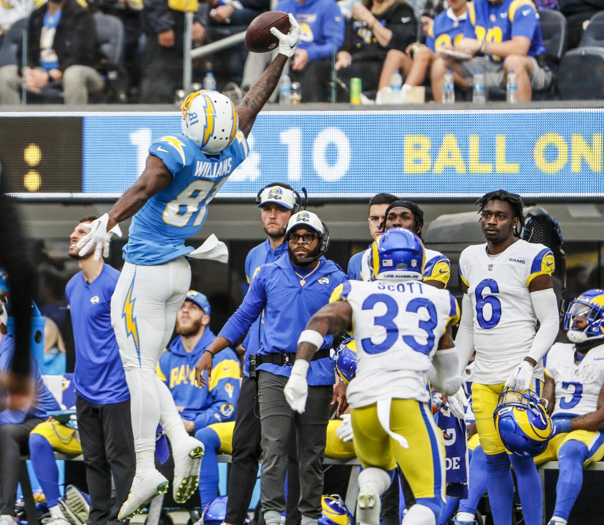  Chargers wide receiver Mike Williams (81) makes a one-handed catch in front of  Rams safety Nick Scott (33).
