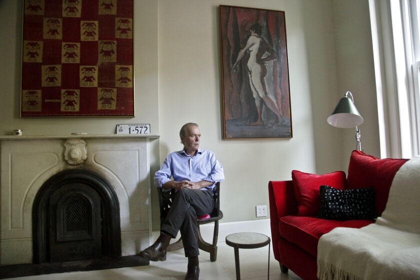 ARCHIVO - El novelista británico Martin Amis posa en la sala de su nueva casa en el distrito de Brooklyn, en Nueva York, el 17 de agosto de 2012. (AP Foto/Bebeto Matthews, Archivo)