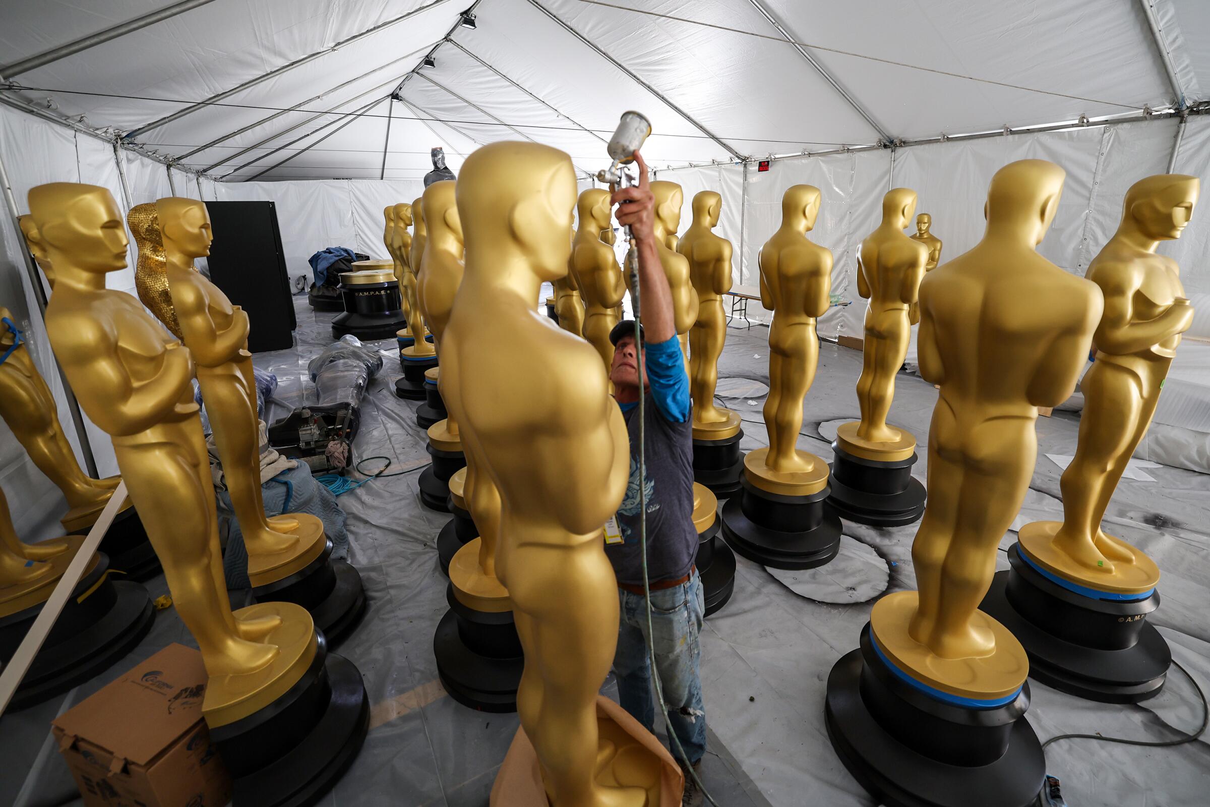 Las estatuas están listas en Hollywood Blvd para una nueva edición de los Premios de la Academia.