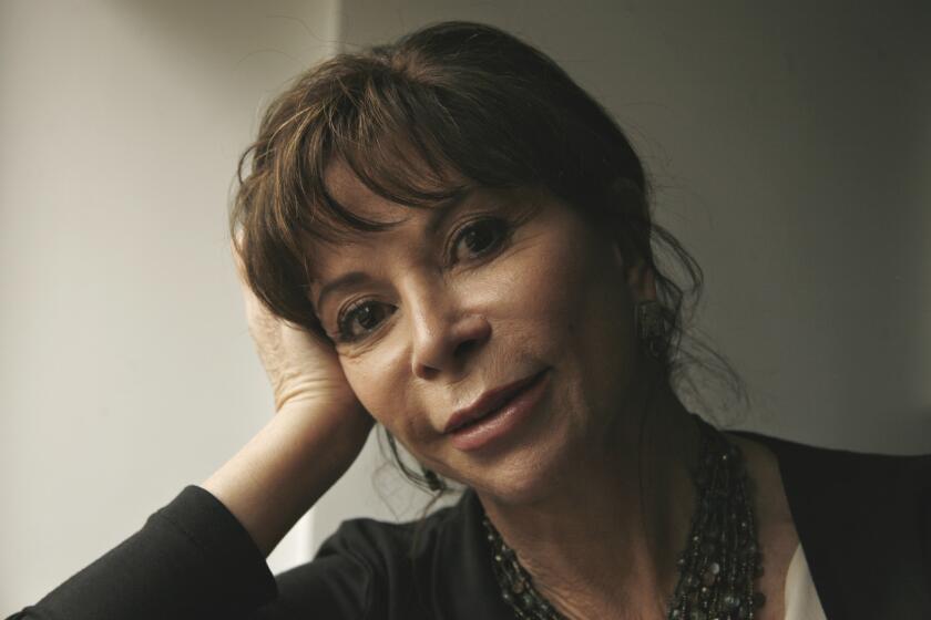 La autora Isabel Allende aparece en esta imagen durante una entrevista en Nueva York.