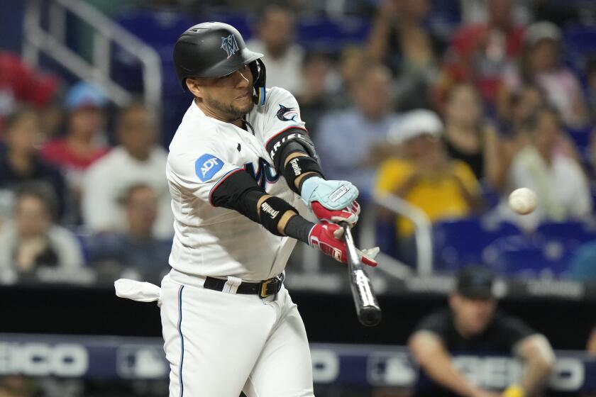 ARCHIVO - El cubano Yuli Gurriel, de los Marlins de Miami, conecta un sencillo productor en el juego del 20 de septiembre de 2023, ante los Mets de Nueva York (AP Foto/Lynne Sladky, archivo)