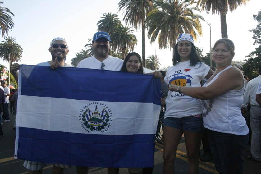 Una familia celebra el Día del Salvadoreño en el parque Lafayette, en Los Ángeles.