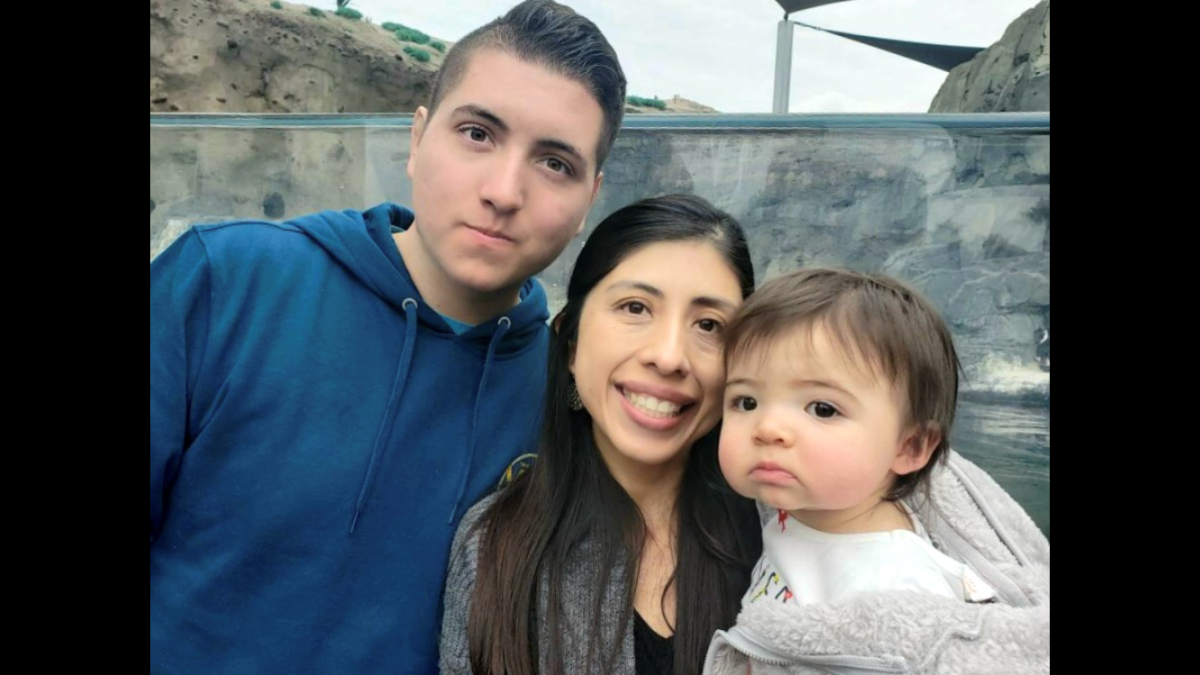 Ricardo, su madre y su hermanita Olivia se toman una foto.