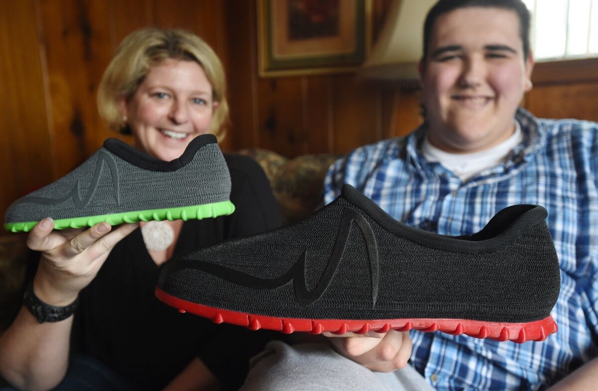 Fabrican zapatos gigantes a joven de Michigan Union-Tribune Español