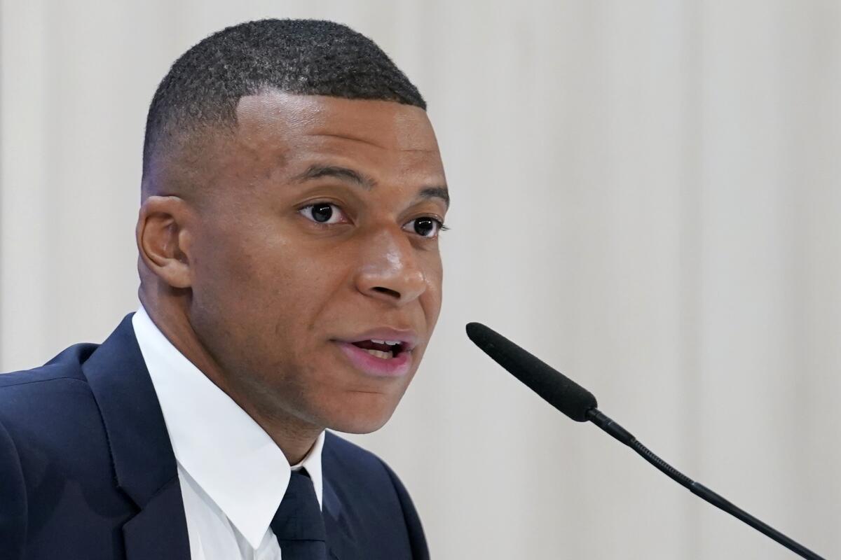 El futbolista francés Kylian Mbappe habla en una conferencia de prensa 