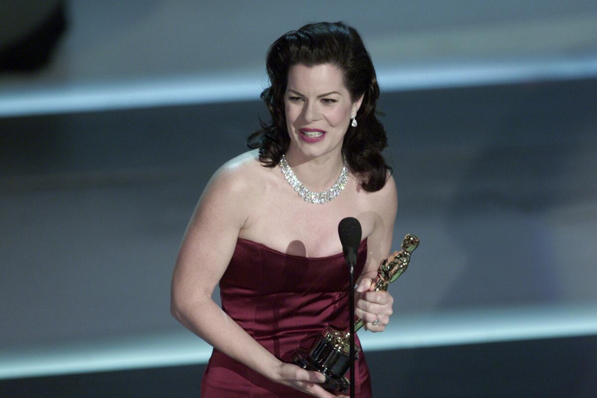 Marcia Gay Harden accepts the supporting actress Oscar at the 73rd Academy Awards for her role in "Pollock."