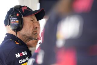 ARCHIVO - Foto del 22 de mayo del 2022, el jefe técnico de Red Bull Racing Adrian Newey observa la carrera del Gran Premio de España en Barcelona. (AP Foto/Pool/Manu Fernandez)