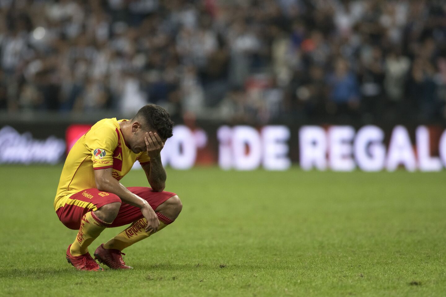 El jugador Sebastián Vegas de Monarcas Morelia se lamenta tras perder ante el equipo de Rayados de Monterrey.