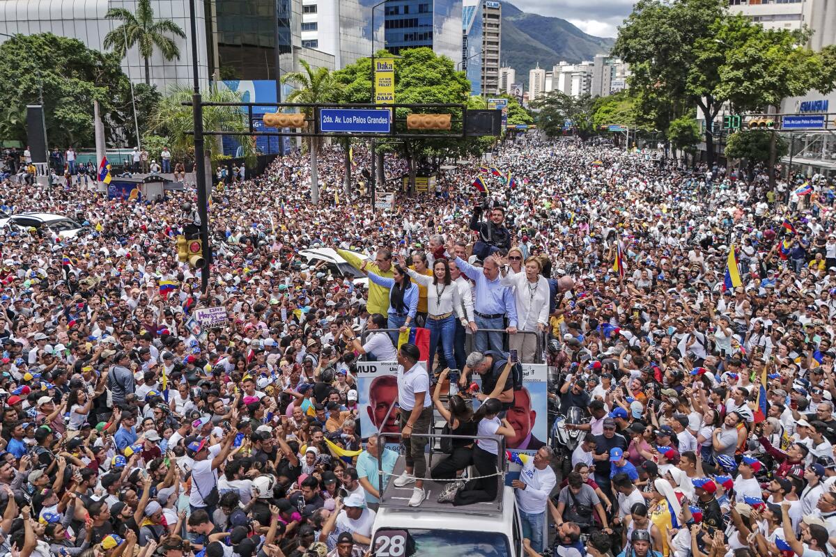 La líder opositora María Corina Machado y el candidato opositor Edmundo 