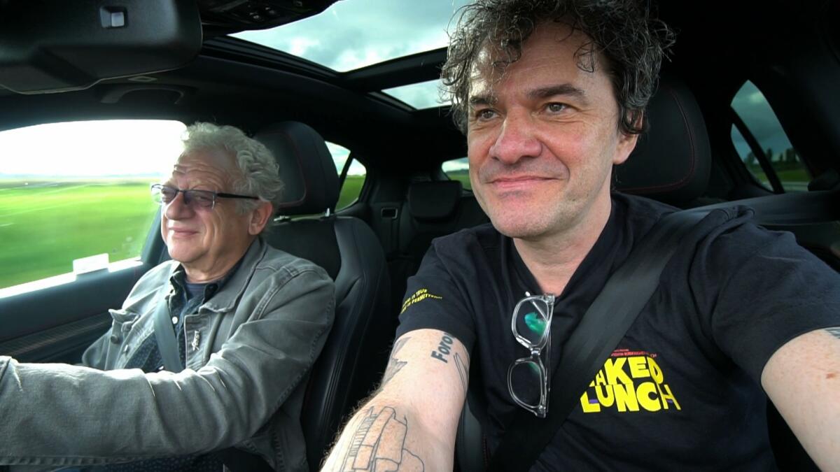 Deux hommes conduisant une voiture.