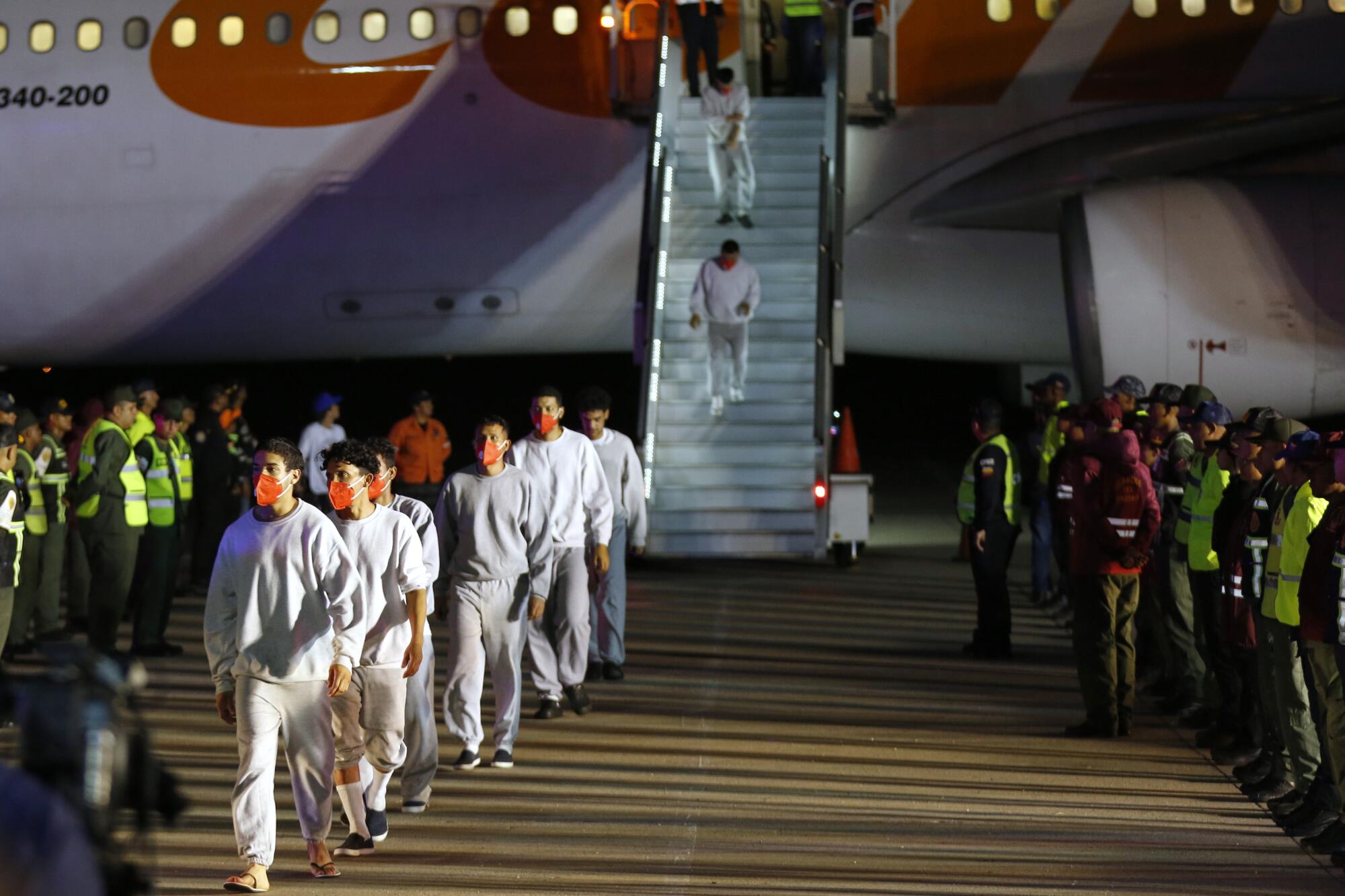 ARCHIVO - Migrantes venezolanos deportados desde Estados Unidos desembarcan