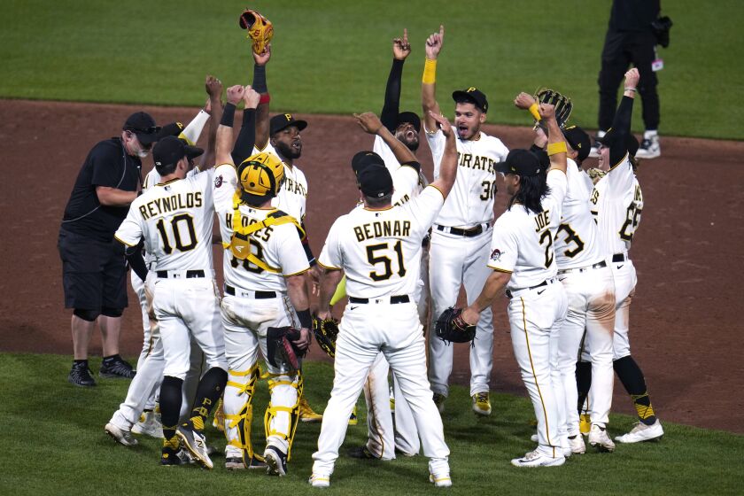 Los Piratas de Pittsburgh festejan tras vencer a los Mets de Nueva York el viernes 9 de junio de 2023 (AP Foto/Gene J. Puskar)