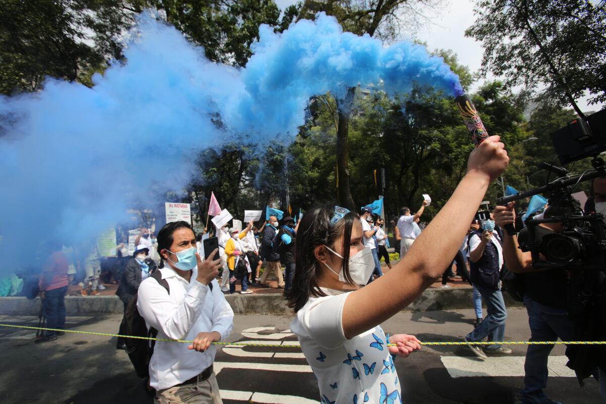 Una mujer protesta durante una marcha contra el aborto, en la Ciudad de México.