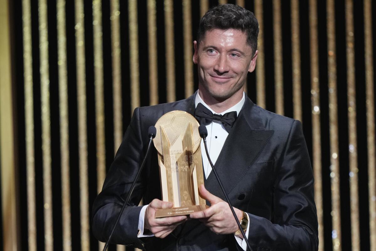 El polaco Robert Lewandowski recibe el premio Gerd Muller al mejor delantero