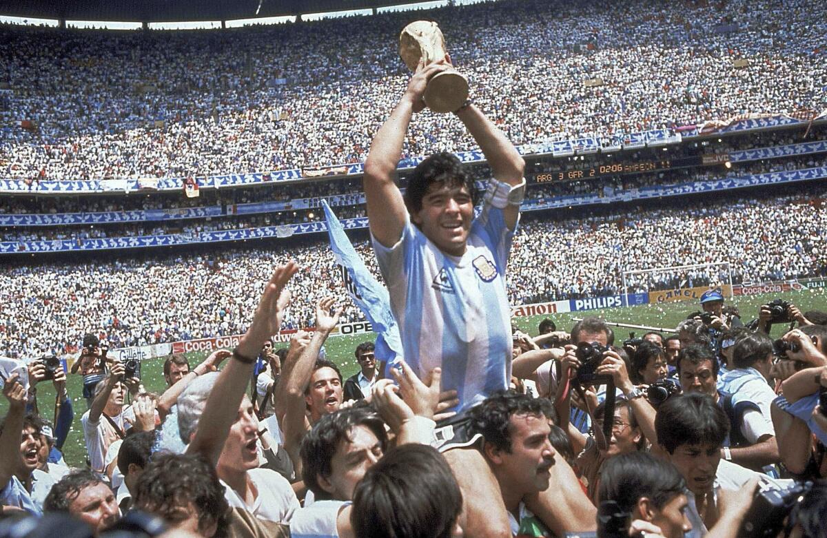 ARCHIVO - En esta foto del 29 de junio de 1986, Diego Maradona 