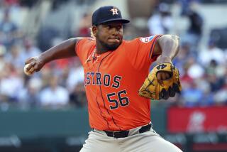 El dominicano Ronel Blanco, de los Astros de Houston, tuvo una actuación de seis entradas y un imparable, en su primera salida después de su sin hit. Aquí trabaja durante la segunda entrada del juego de béisbol en contra de los Rangers de Texas, el domingo 7 de abril de 2024, en Arlington, Texas. (AP Foto/ Richard W. Rodriguez)