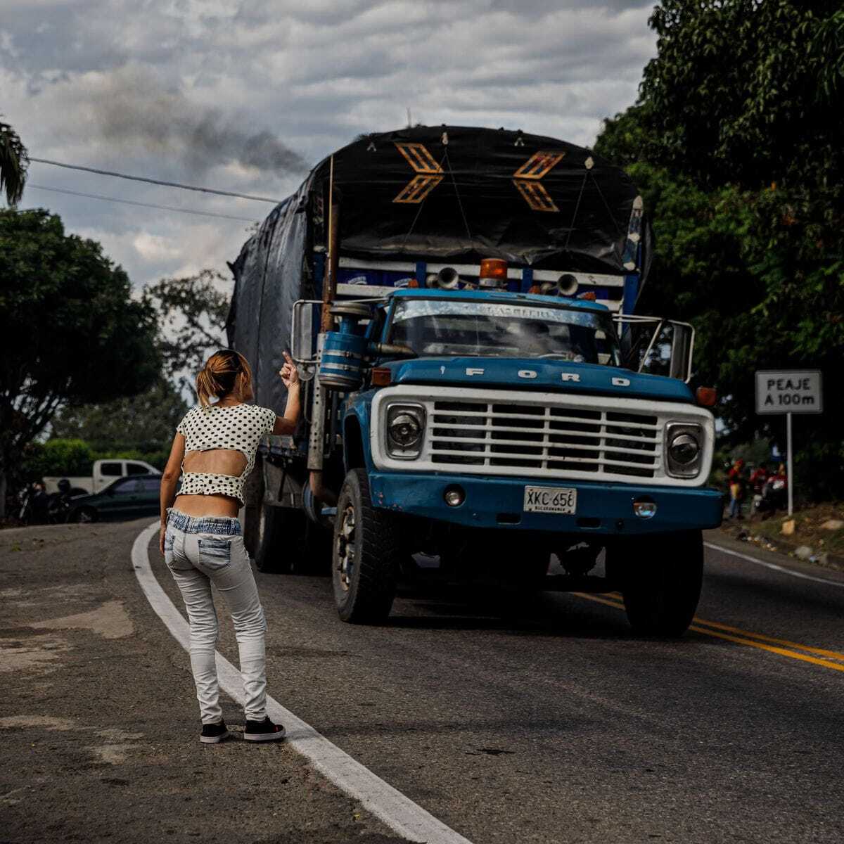 Mientras camina por la Ruta 55, Leidy Paredes le hace señas a un camión que no la quiso llevar.