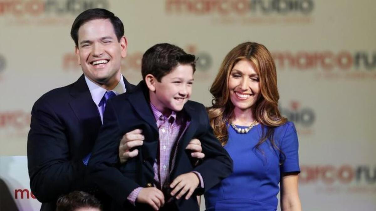 El senador Marco Rubio (R-Fla.), con su esposa Jeanette, sostiene a su hijo Anthony el lunes después de anunciar su candidatura a la presidencia.