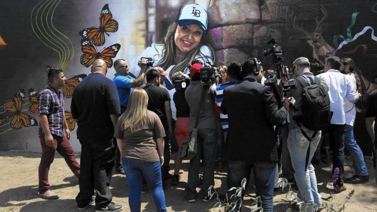 Los periodistas entrevistan a los miembros de la familia de Jenni Rivera después de la dedicatoria del parque.
