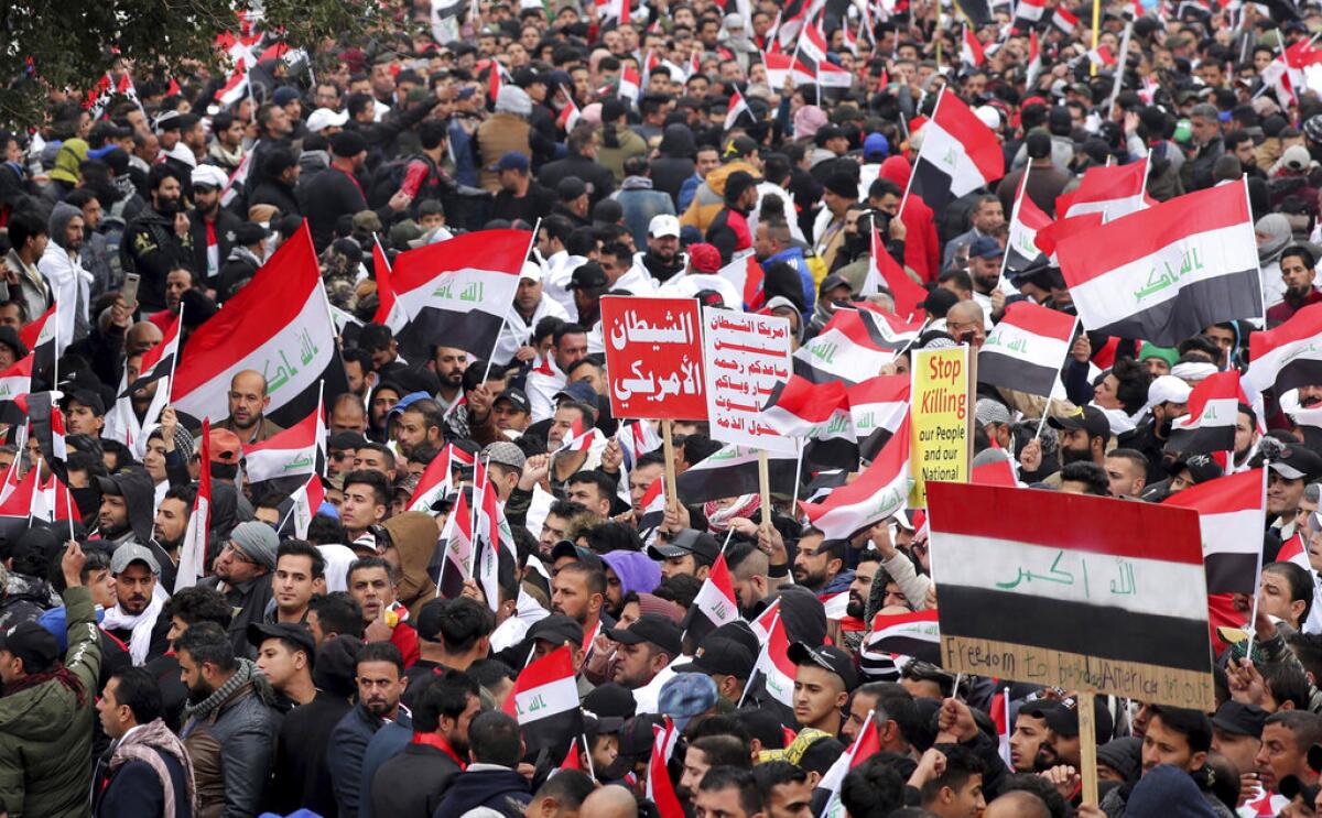Seguidores del clérigo chií Muqtada al-Sadr se congregan en Bagdad, Irak, el 24 de enero de 2020. (AP Foto)