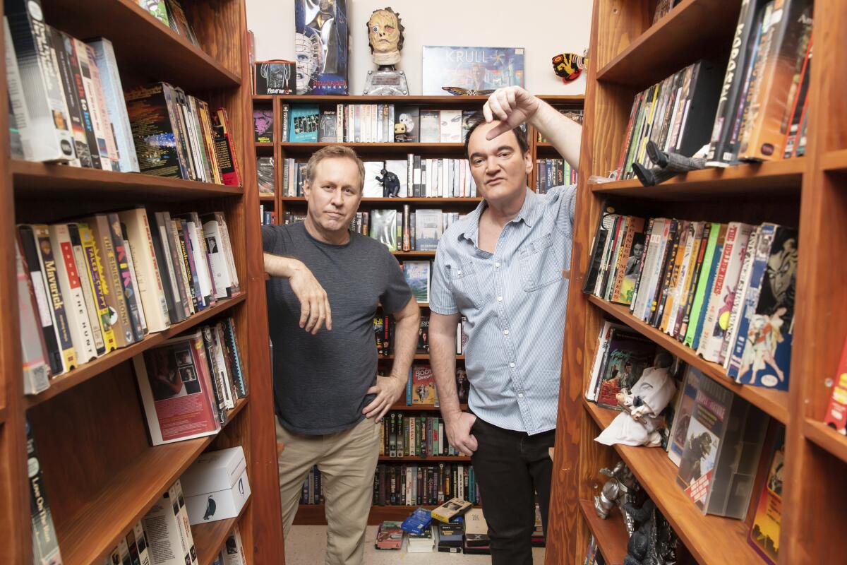 En esta imagen difundida por SiriusXM, Roger Avary, a la izquierda, y Quentin Tarantino,