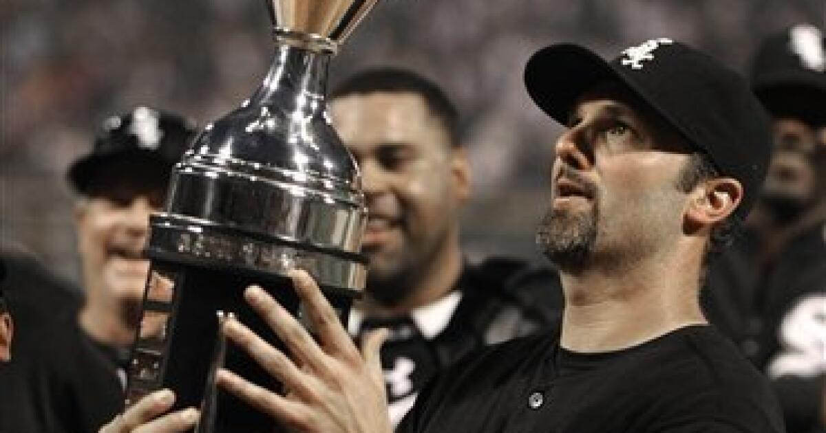 White Sox's Paul Konerko exits to chants of 'Paulie