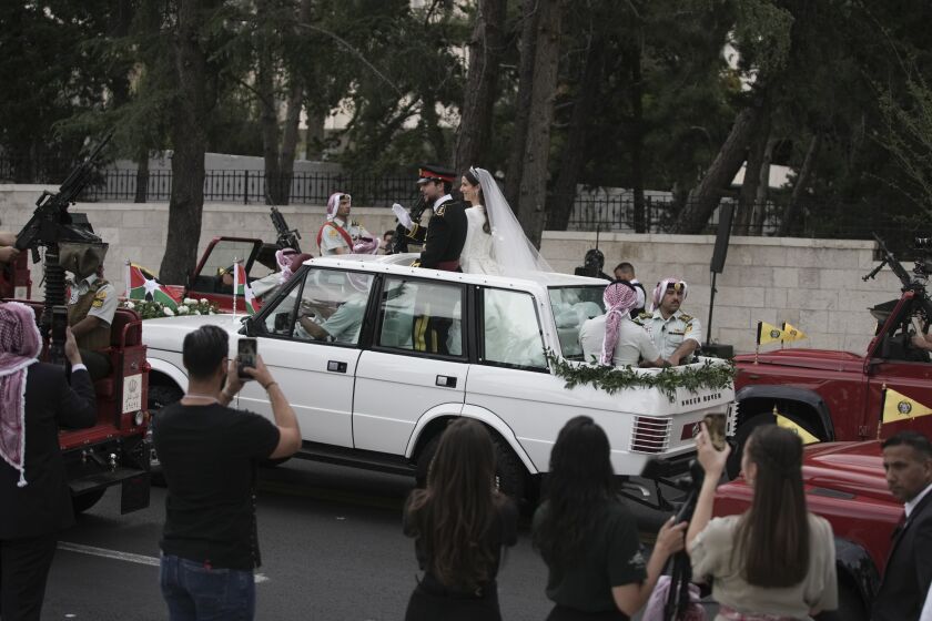 El príncipe heredero Hussein de Jordania y Rajwa Alseif de Arabia Saudí salen del Palacio de Zahran durante las ceremonias por su matrimonio, el jueves 1 de junio de 2023, en Amán, Jordania. (AP Foto/Nasser Nasser)