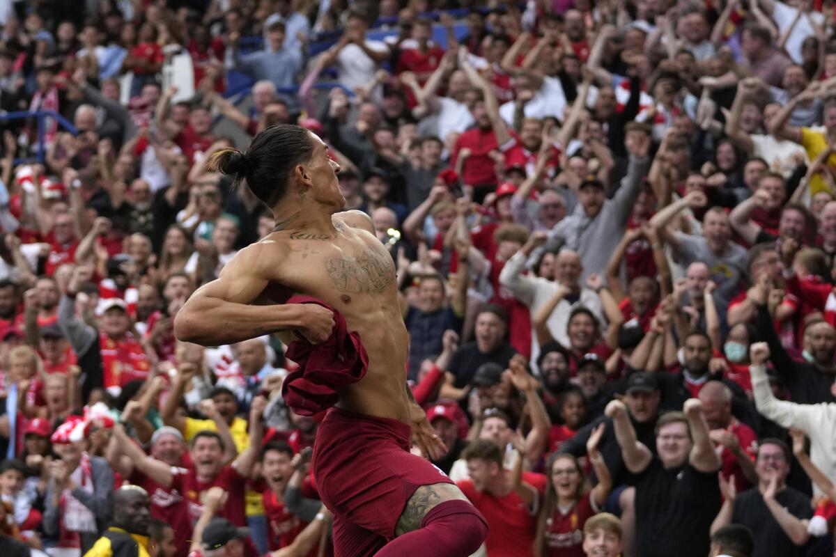 El uruguayo Darwin Nuñez, del Liverpool, festeja tras anotar el tercer gol de su equipo, 