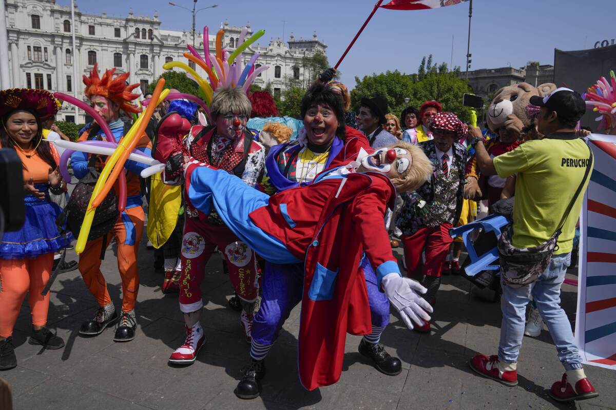 Payasos se reúnen en la plaza San Martín para celebrar el Día del Payaso Peruano,
