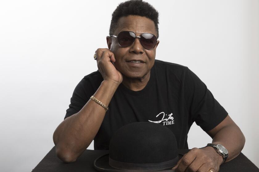 ARCHIVO - Tito Jackson, miembro de los Jackson 5, posa para un retrato en Los Ángeles, el 24 de julio de 2019, para promover su proyecto en solitario, una nueva versión de su canción de 2017 "One Way Street". (Foto Mark Von Holden/Invision/AP, archivo)