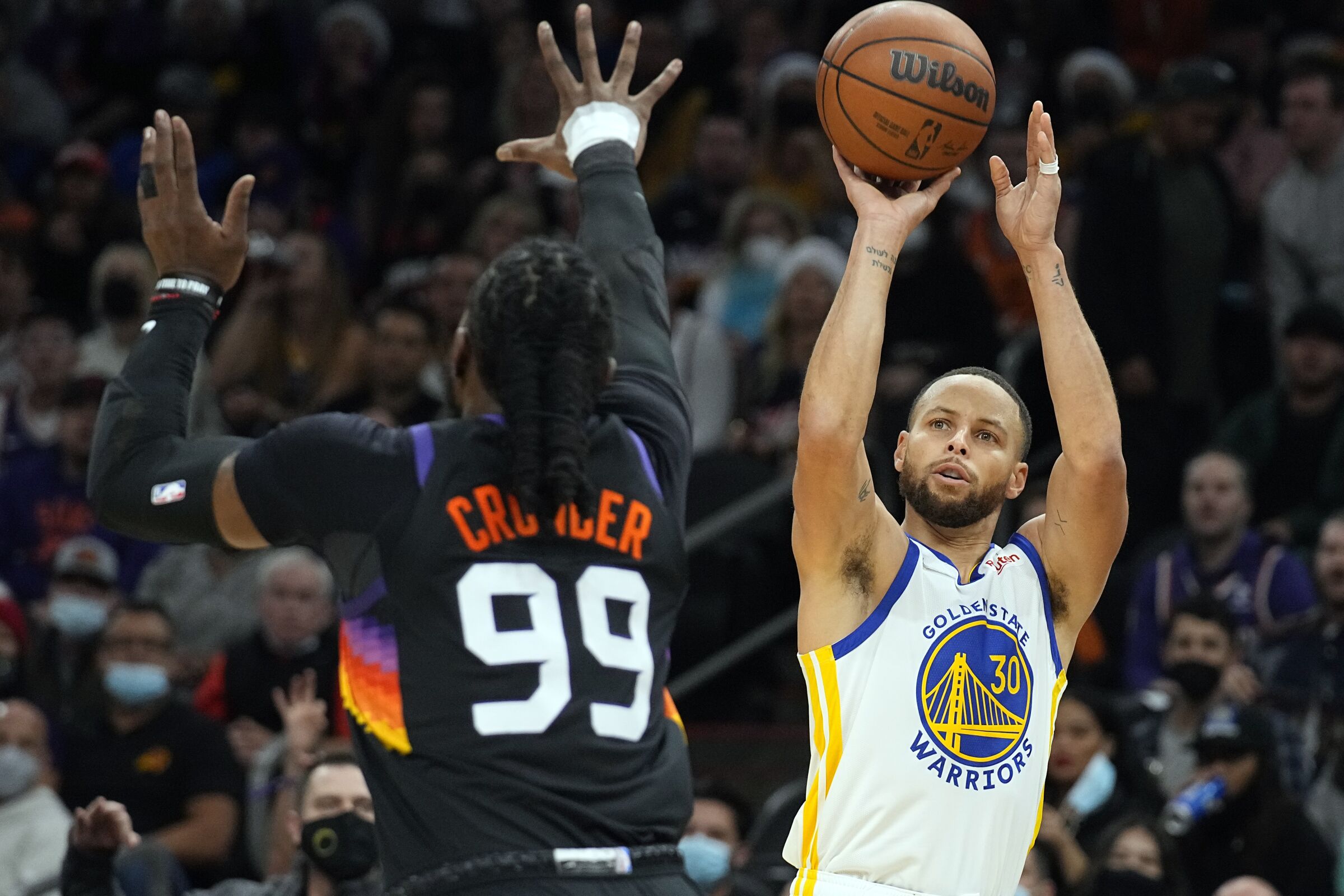 El base de los Warriors de Golden State Stephen Curry lanza el balón sobre.