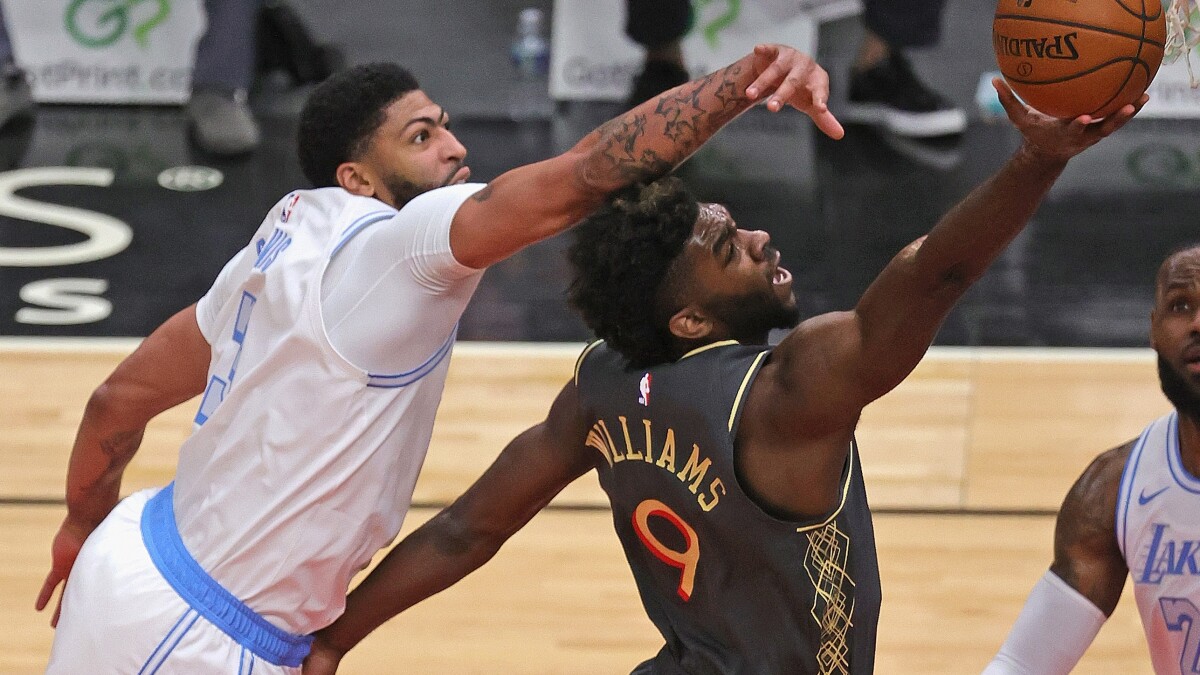 Anthony Davis Has 37 Points To Lead Lakers Defeat Of Bulls Los Angeles Times