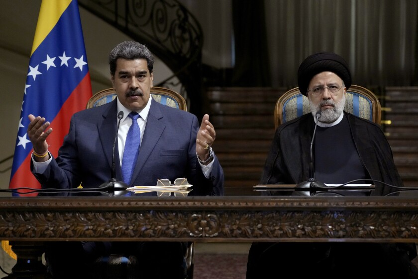 El presidente de Venezuela, Nicolás Maduro, a la izquierda,