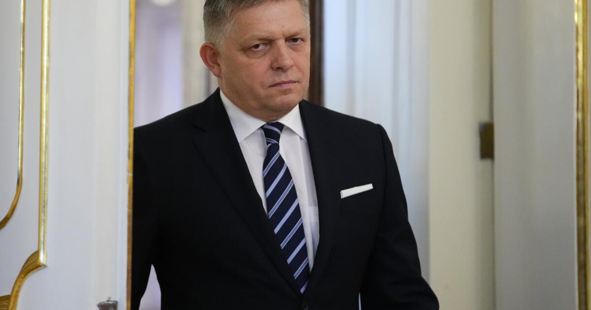 Slovensko zložilo prísahu v novom kabinete na čele s populistickým expremiérom, ktorý je proti podpore Ukrajiny.
